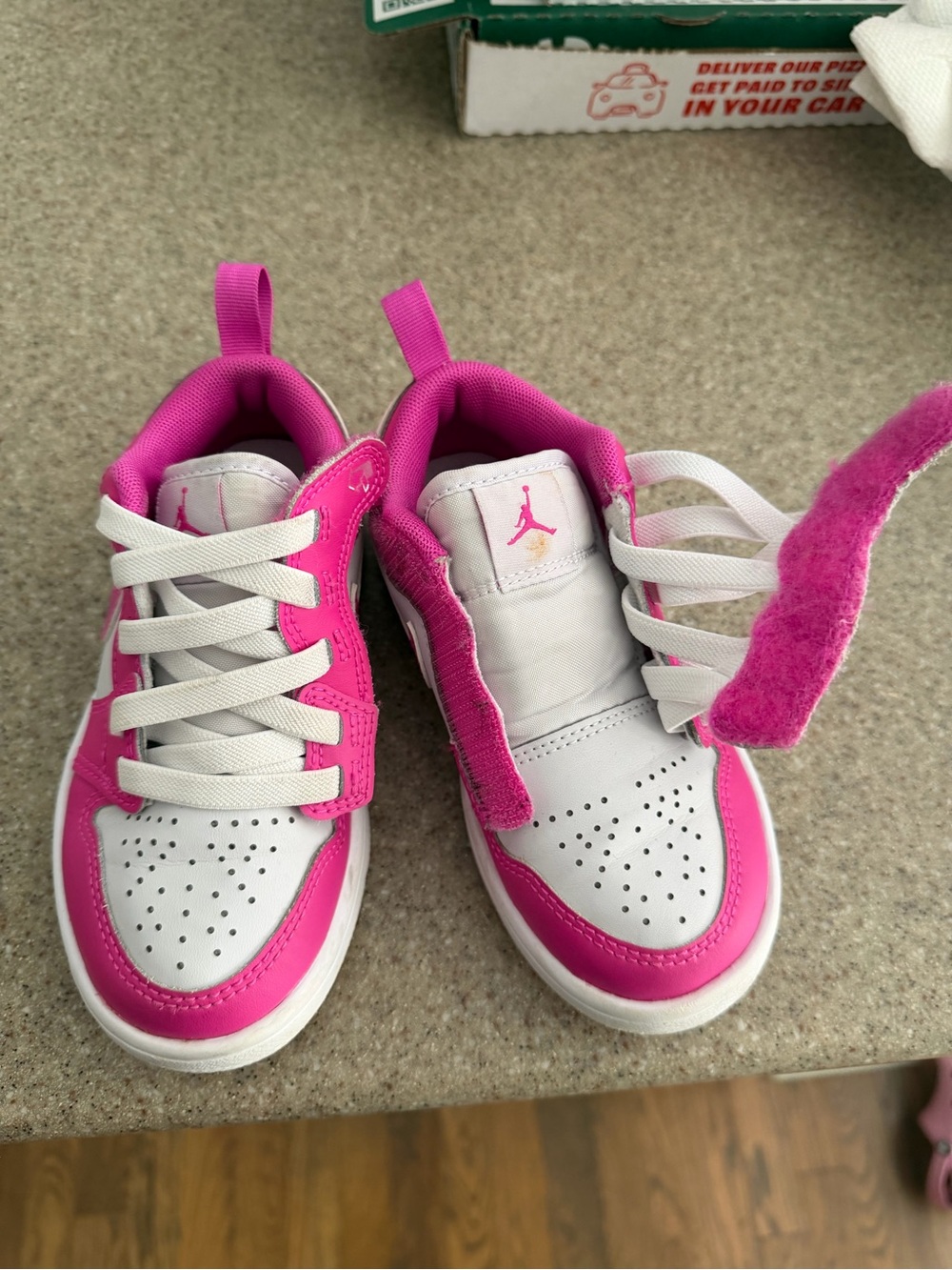 Nike Kids Low-Top Sneakers in Pink and White - Picture 2 of 5